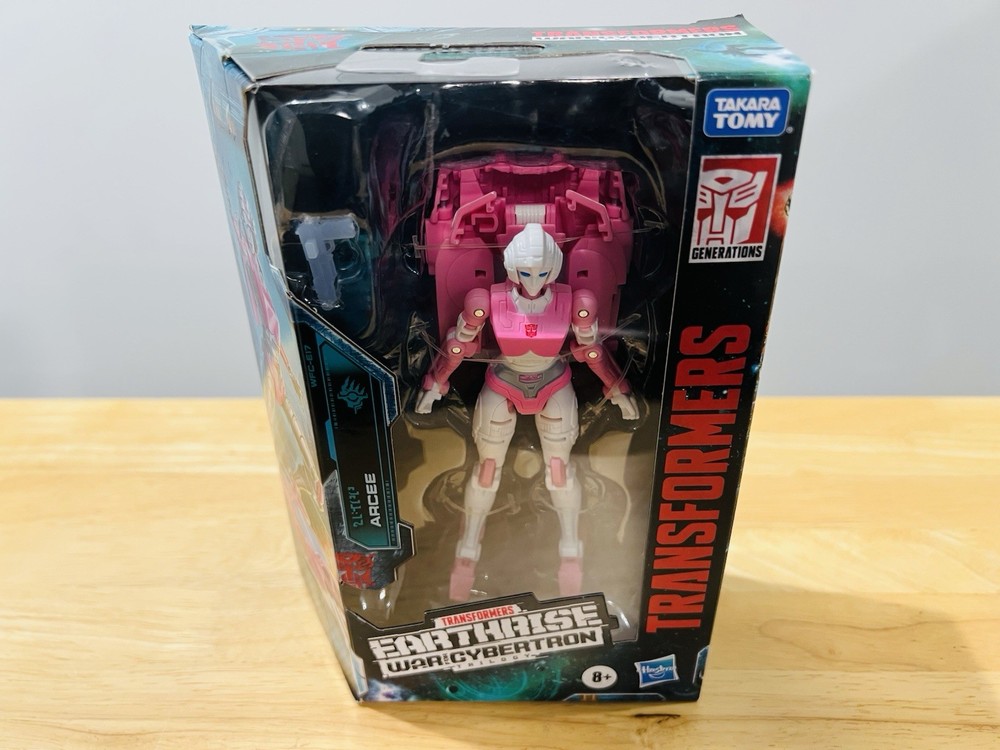 Transformers Earthrise ARCEE New War for Cybertron Seige WFC-E17