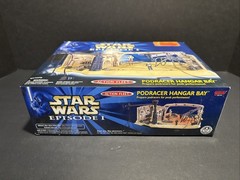 Star Wars Episode 1 Podracer hanger Bay with Pit Droid and Pit Mechanic SEALED
