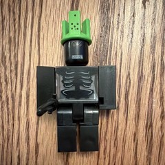 Rare Roblox Series 2 Green Domino Crown. With sword – No Code