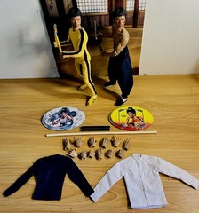 BRUCE LEE 1:6 ENTER THE DRAGON/GAME OF DEATH BOXED SET OF 2 +XTRA HANDS & STANDS