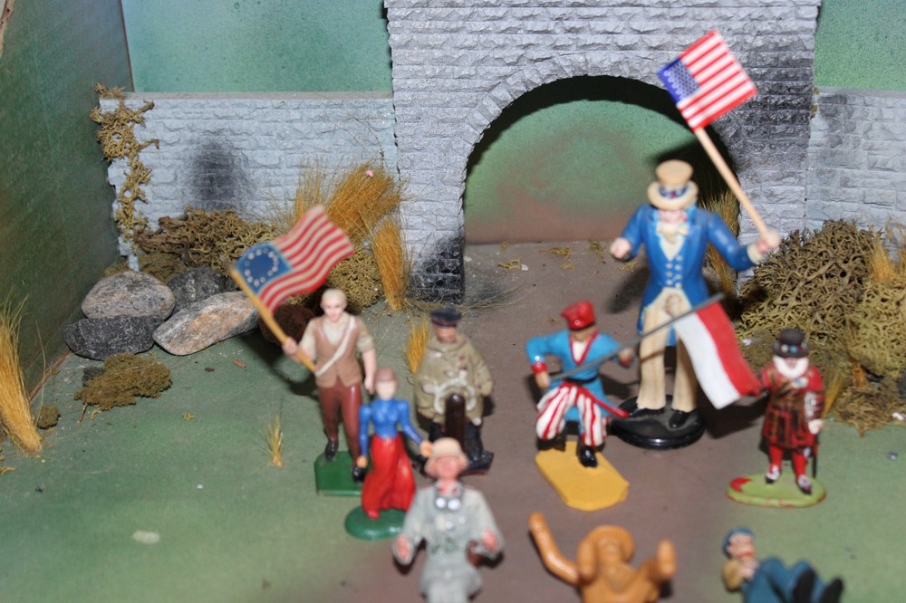 INTERESTING LOT OF PLASTIC/RUBBER FIGURES FROM 1950-80