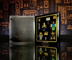 Roblox Icons Gold Collector’s Set with Exclusive Virtual Item Code New Sealed