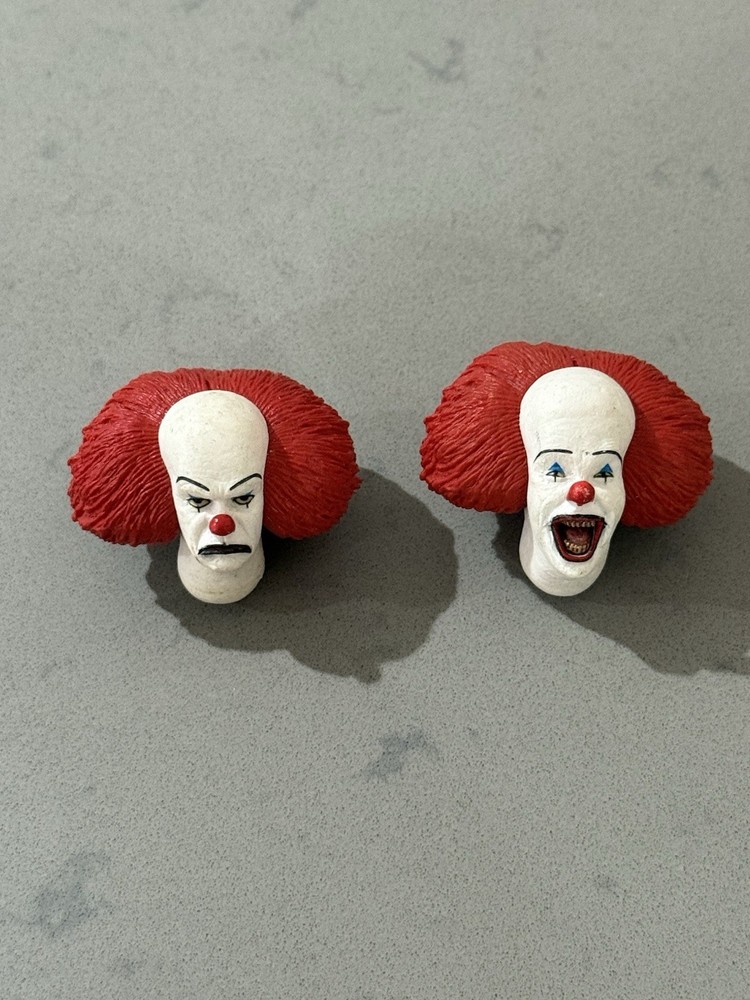 STEPHEN KING’S IT PENNYWISE ACTION FIGURE HEAD LOT OF 2 (NECA ULTIMATES)