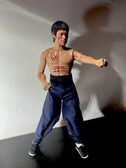 BRUCE LEE 1:6 ENTER THE DRAGON/GAME OF DEATH BOXED SET OF 2 +XTRA HANDS & STANDS