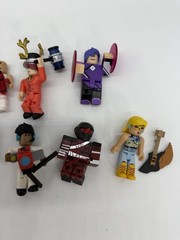 R0BL0X Toys Action Figures Lot Of 13 Figures w/ Accessories Pictured NO CODES