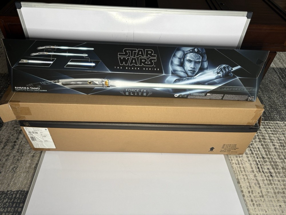 STAR WARS The Black Series Ahsoka Tano Force FX Elite Electronic Lightsaber NEW