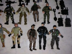 Lot Of 9 Action Figure Army Men With A Lot Of Accessories Pre-owned
