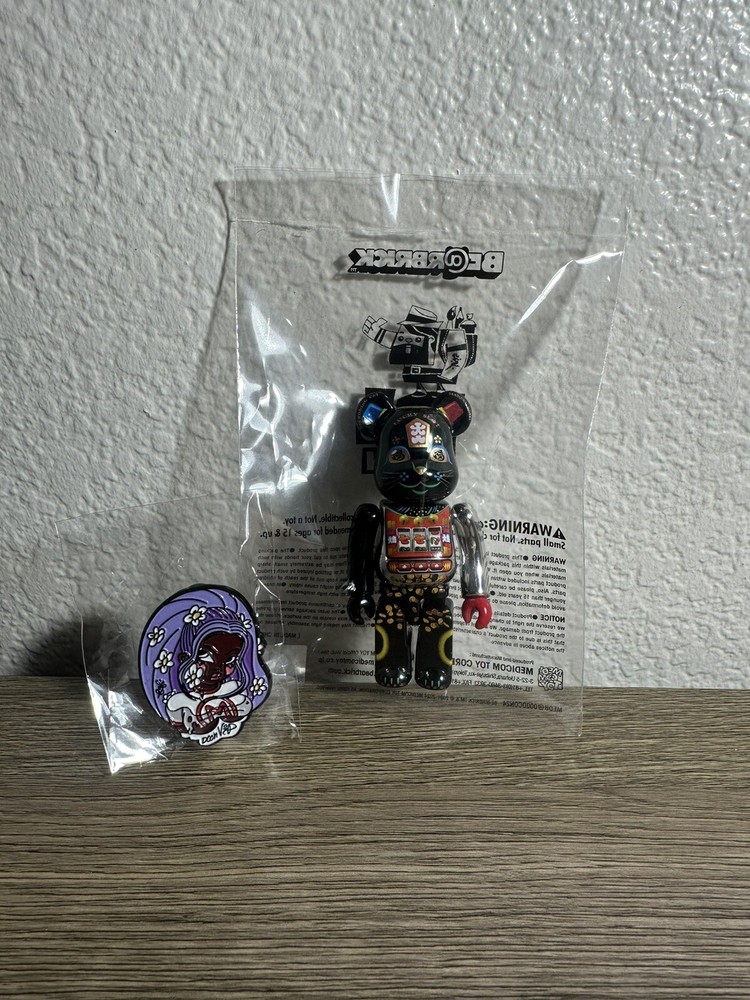 DESIGNERCON DCON 2024 VIP MEDICOM BEARBRICK LUCKY CAT JACKPOT VIP 100% & Pin