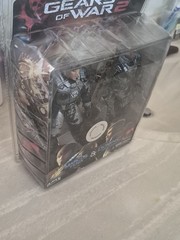 NECA Gears of War 2 Marcus Fenix and Dominic Santiago. Toys R Us Exclusive. New