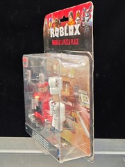 Roblox Virtual Item – Work at a Pizza Place Chef w/ Unscratched Code Figure
