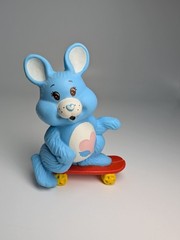 VINTAGE 1980s CARE BEARS COUSIN PVC MINI SWIFT HEART RABBIT ON SKATEBOARD