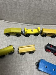 Lot of 8 Wooden Railway Train Cars Magnets Non Branded Compatible Brio / Thomas