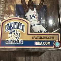 RARE!!! OSCAR ROBERTSON – CINCINNATI ROYALS – 2006 MCFARLANE – NBA LEGENDS