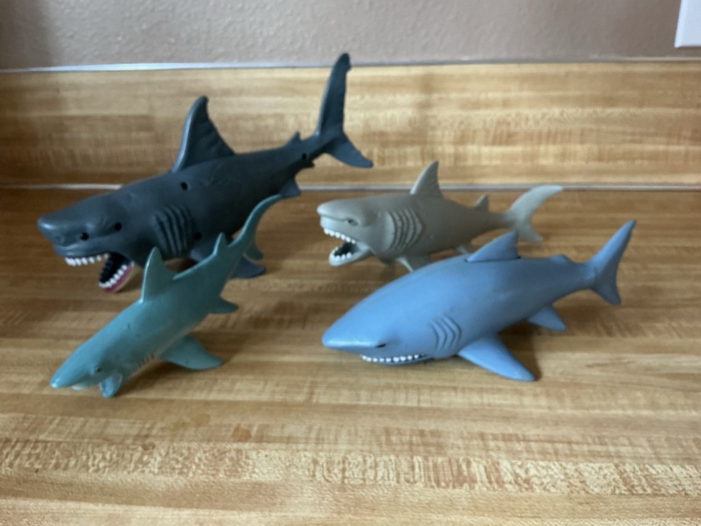 IT’S SHARK WEEK 🦈 CHOMPING Great White Sharks plastic toy figures BITE ACTION