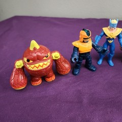 RANDOM LOT OF DIFFERENT ACTION FIGURES SEE PHOTOS FIGURES SHOW SIGN OF WEAR