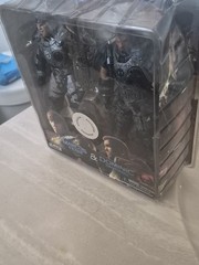 NECA Gears of War 2 Marcus Fenix and Dominic Santiago. Toys R Us Exclusive. New