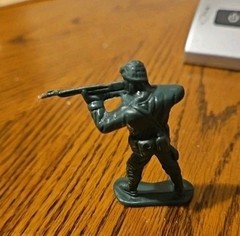 Lot Of 90 Dark Green Army Men Hard Plastic