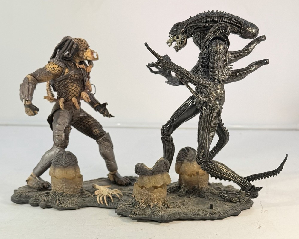 McFarlane Toys 2002 Movie Maniacs Alien vs. Predator Deluxe Set Action Figures