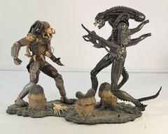 McFarlane Toys 2002 Movie Maniacs Alien vs. Predator Deluxe Set Action Figures