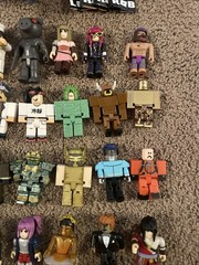 ROBLOX‎ Mixed Figures Lot Of 33 W/ Tank Accessories Despacito Spider & 2 Hats
