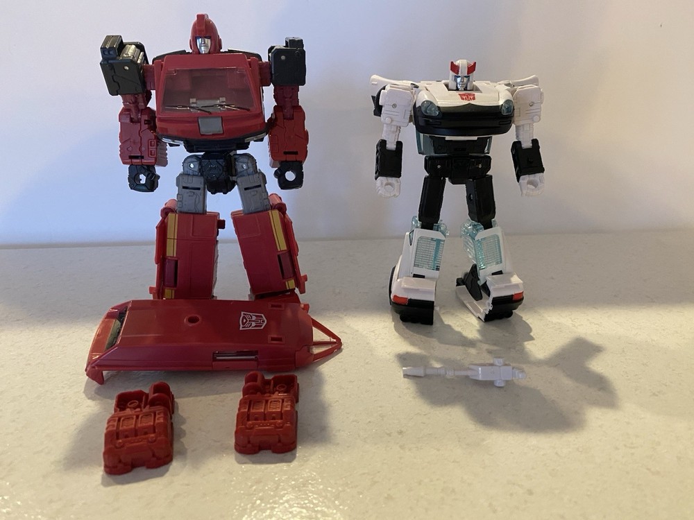 Hasbro Transformers War for Cybertron Earthrise Deluxe Class Prowl
