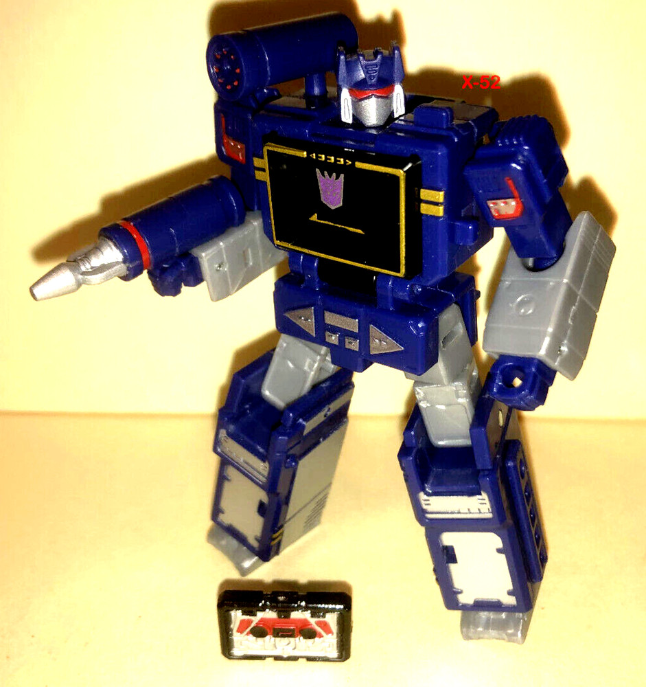 Soundwave Transformers Legacy Decepticon 3.5in figure w mini cassette Takara Tmy
