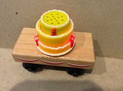 WORKING Thomas Wooden Railway Happy Birthday Thomas & Cake Cargo Car Y4501