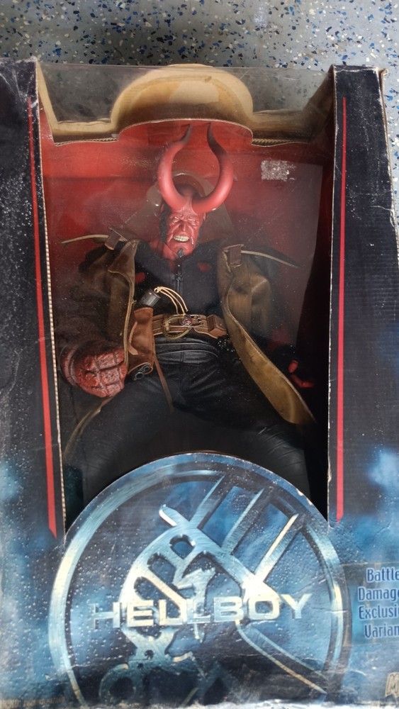Battle Damaged Hellboy 18”Tower Records Mezco Horned Very Rare Box In Bad Shape