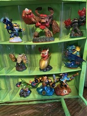Skylanders Huge lot of 21 Collectible Collection Figures with Carrying Case