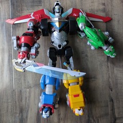 2017 Playmates Voltron Legendary Defender Ultimate Voltron 14″ Electronic Figure