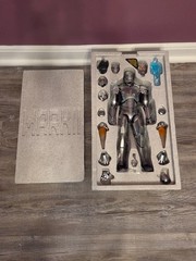 Hot Toys mms431d20 Marvel Iron Man 2 Mark II 1/6 Collectible Figure Exclusive