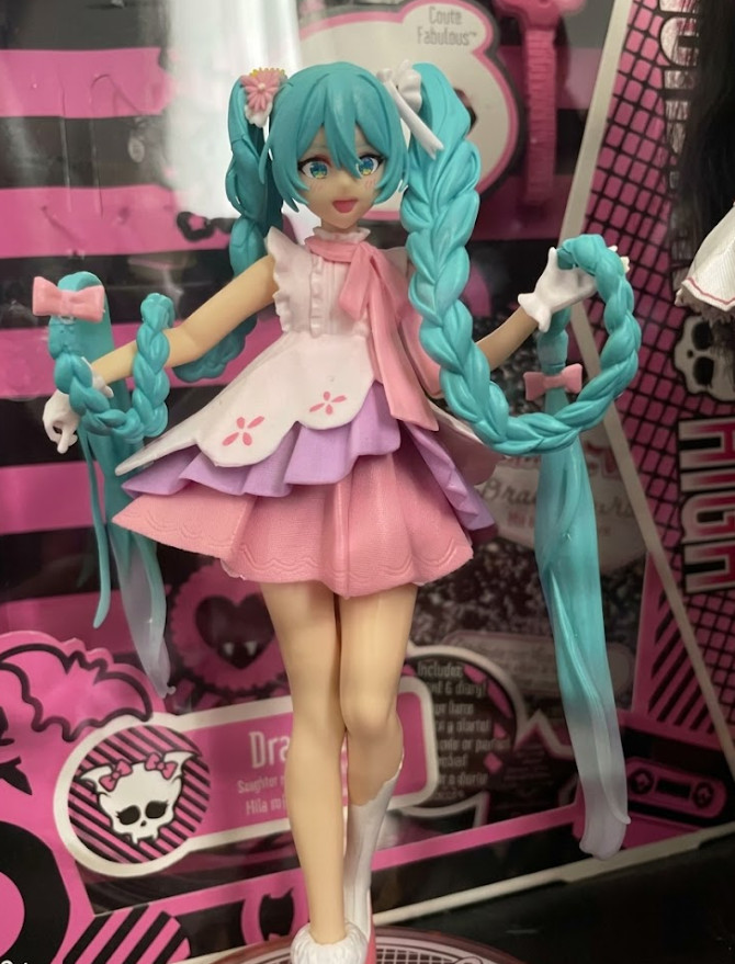 Hatsune Miku character model, PVC plastic collectible model, doll toy.