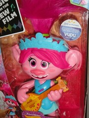 DREAMWORKS TROLLS POPSTAR POPPY SPEAKS & SINGS DOLL