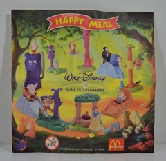 RARE 2001 Snow White 3″ Action Figure & 5″ Wishing Well McDonald’s EUROPE Disney