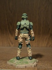 Jazwares World of Halo UNSC Marine with tan camouflage and Assault Rifle loose