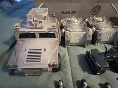 Blue Box ELITE FORCE 1/18 M1114 Up Armored Humvee Lot with 2 M113 plus figures