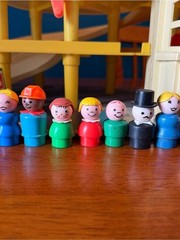 Vintage Little People 930 Parking Garage missing ramp gas spigot. 11 ppl 8 cars