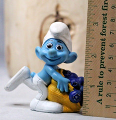 Smurf Greedy Collectible Figurine McDonalds Happy Meal Toy 2011 PVC Plastic