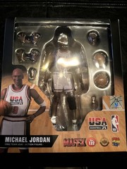 Medicom Toy MAFEX No. 132 – Michael Jordan (1992 Team USA) Collectible Figure
