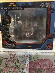 Marvel Gallery Thor: Ragnarok] 10″ PVC Diorama Diamond Select Signed By Sculptor