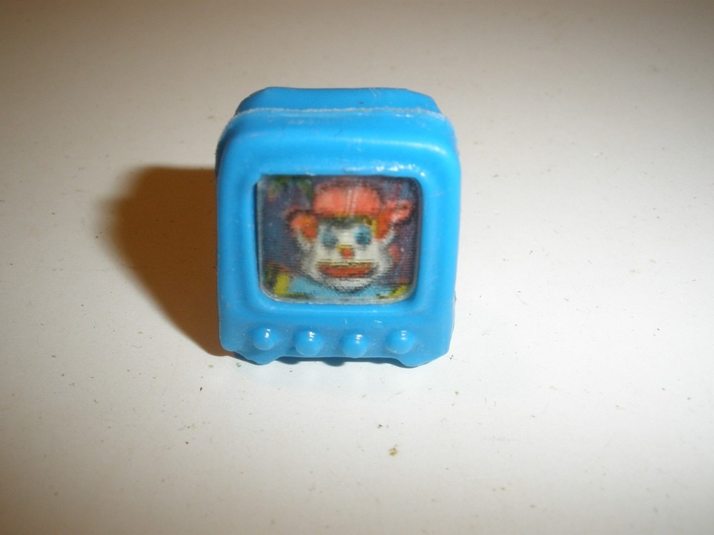 Vintage 1960s Plastic Tiny TV with Clown 1.75″x1.75″ (18)