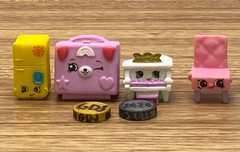 Shopkins 8-Piece Miniatures Collection with 5″ Fabric Zip Bag -GDJ-A-1263