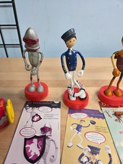Bendos Space Ship with Figure Captain Bendo and 4 other figures 8B3