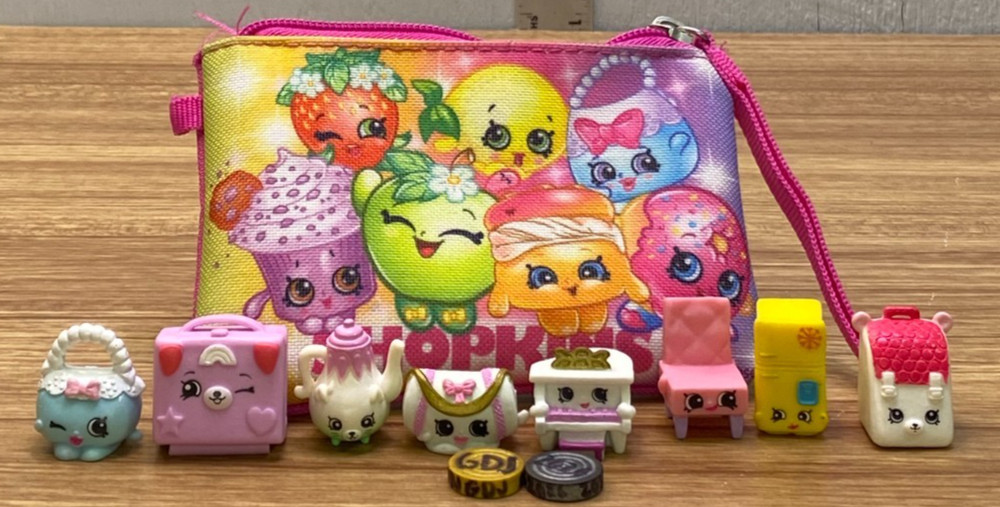 Shopkins 8-Piece Miniatures Collection with 5″ Fabric Zip Bag -GDJ-A-1263