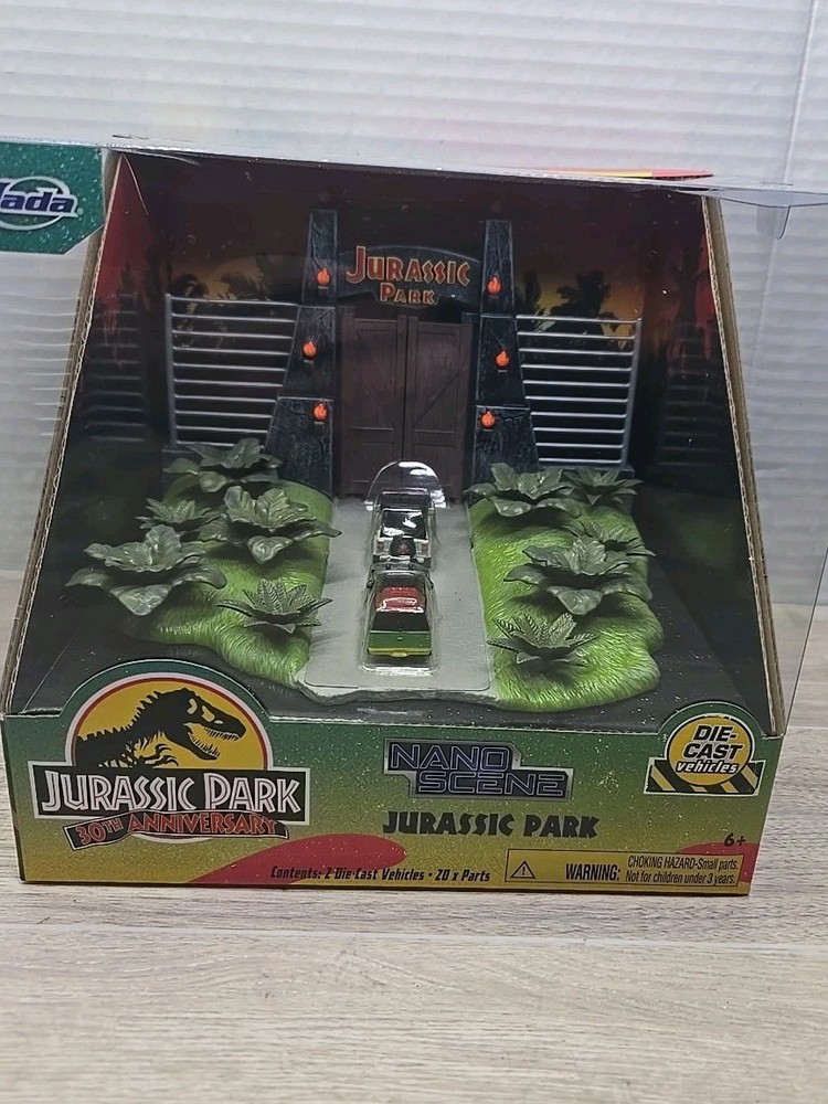 Jurassic Park 30Th Anniversary Jurassic Gate Diorama W/Two 1.65″ Die-Cast Cars