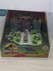 Jurassic Park 30Th Anniversary Jurassic Gate Diorama W/Two 1.65″ Die-Cast Cars