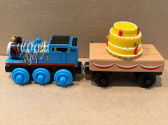 WORKING Thomas Wooden Railway Happy Birthday Thomas & Cake Cargo Car Y4501