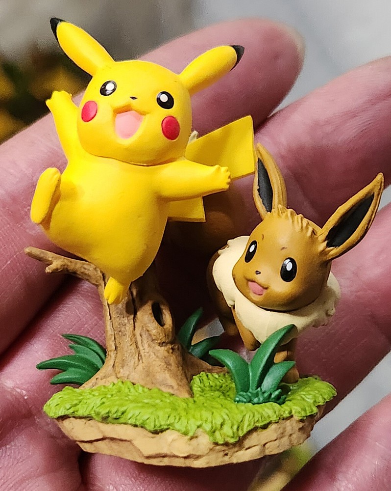 2018 POKEMON OFFICIALLY LICENSED 2″ PIKACHU & EEVEE FIGURE