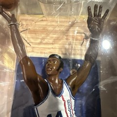 RARE!!! OSCAR ROBERTSON – CINCINNATI ROYALS – 2006 MCFARLANE – NBA LEGENDS