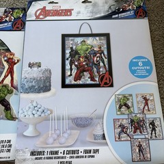MARVELS AVENGERS FRAME & TABLE DECORATING KIT. INCLUDES 1 FRAME 6 CUTOUTS